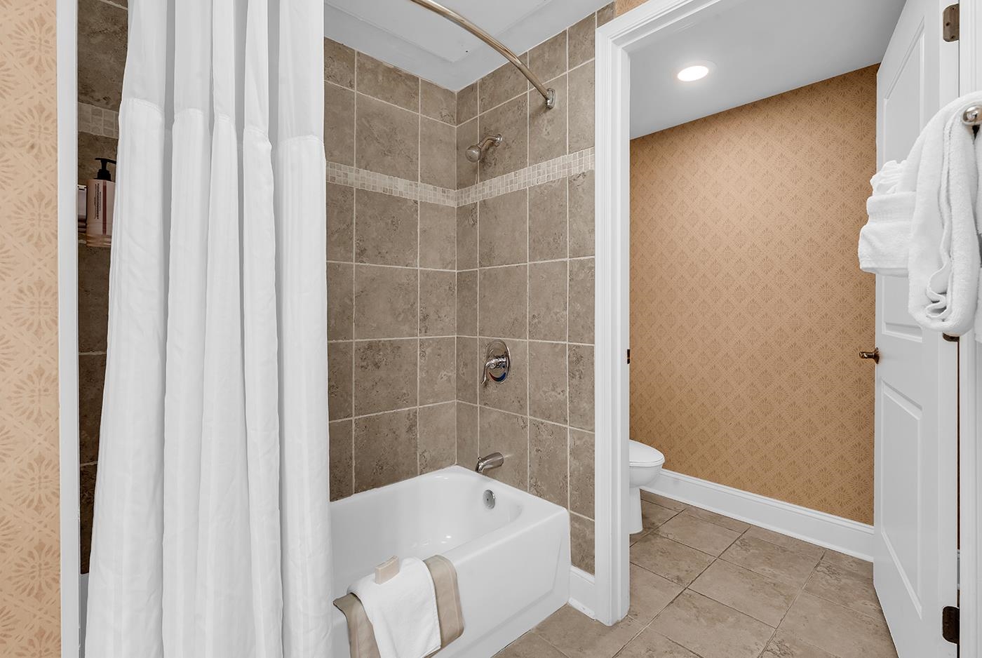 8121 Amalfi Pl. Unit: 7-205