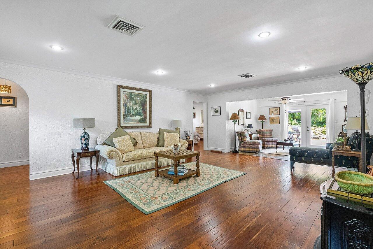 815 Canary Walk