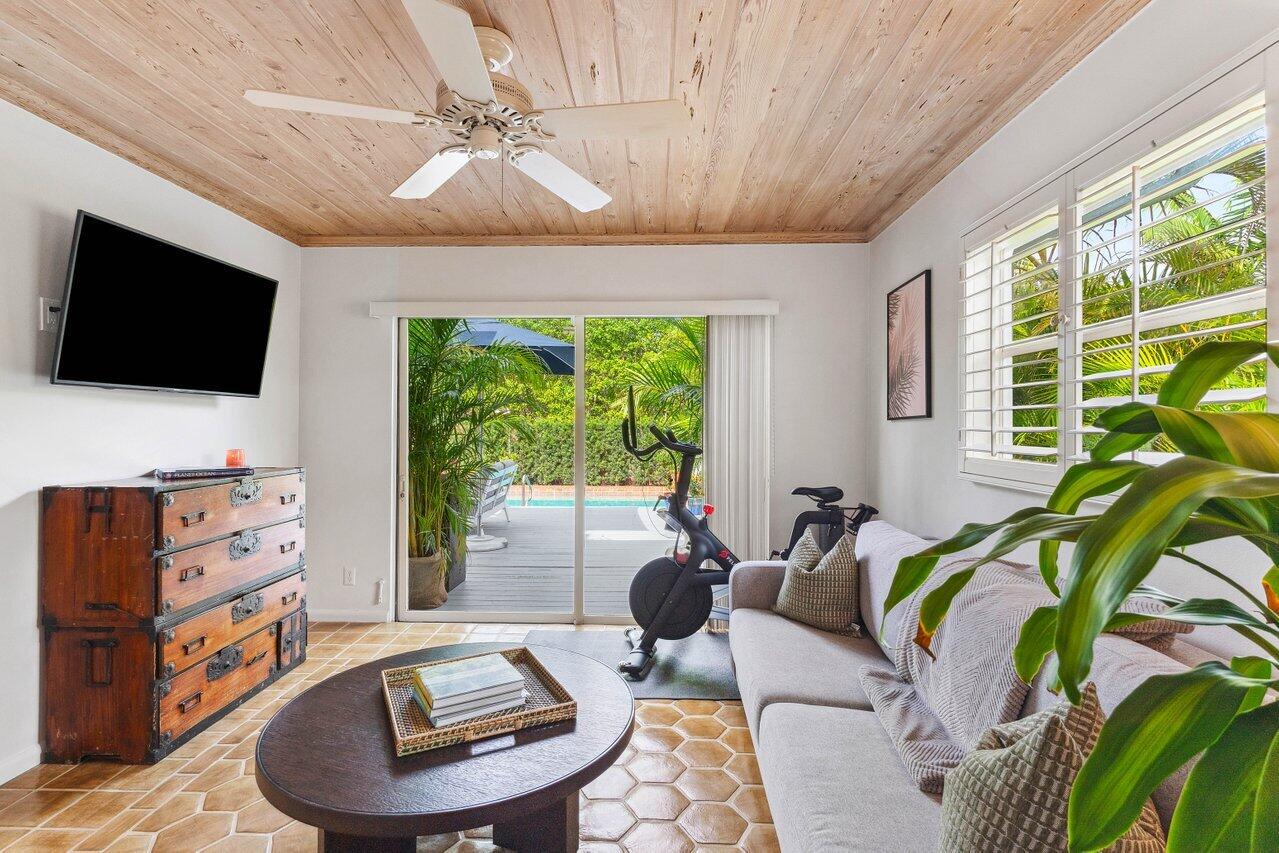 206 Seabreeze Avenue