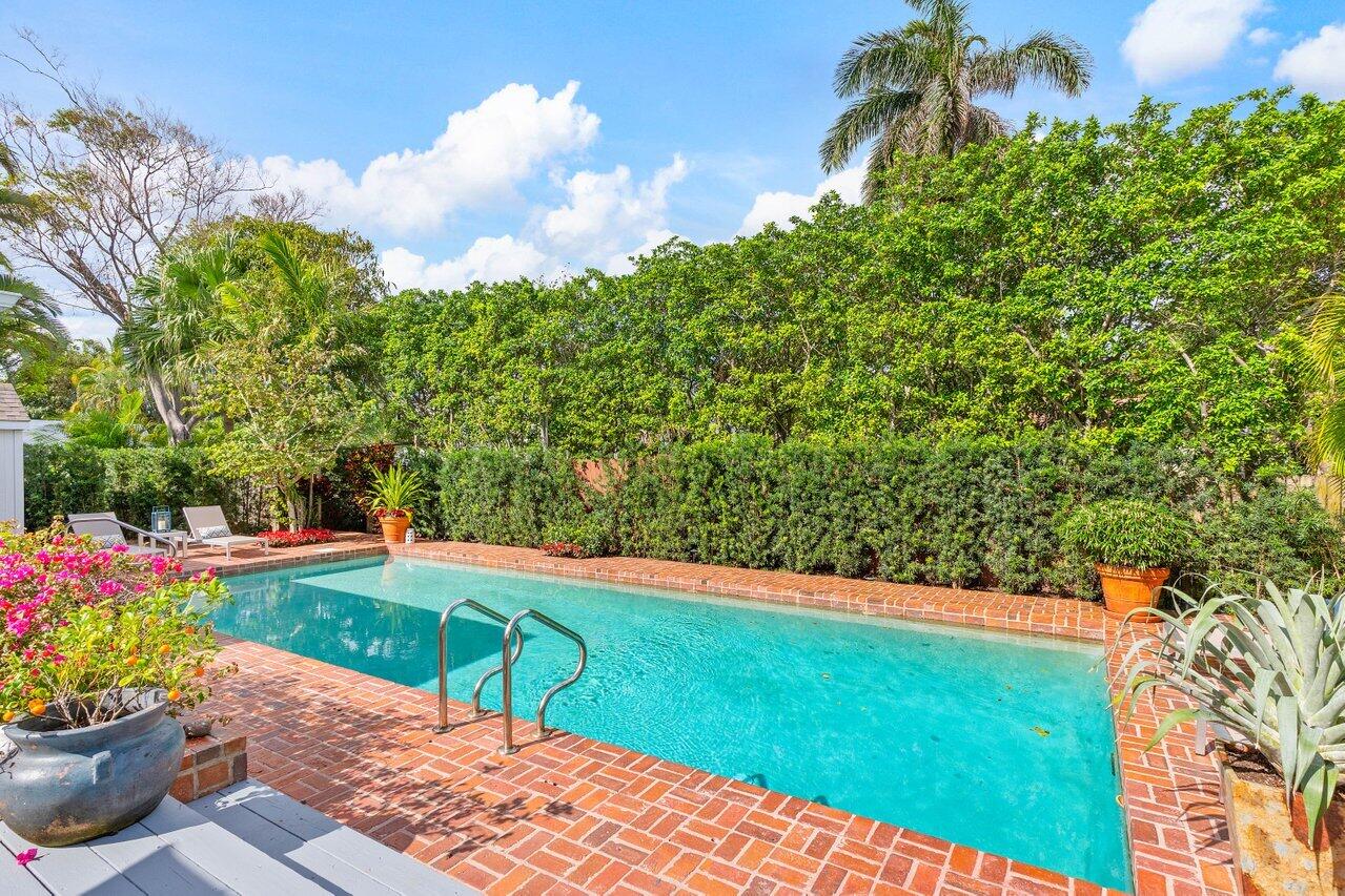 206 Seabreeze Avenue