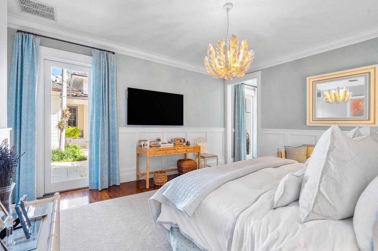 1102 N Vista Del Mar Drive