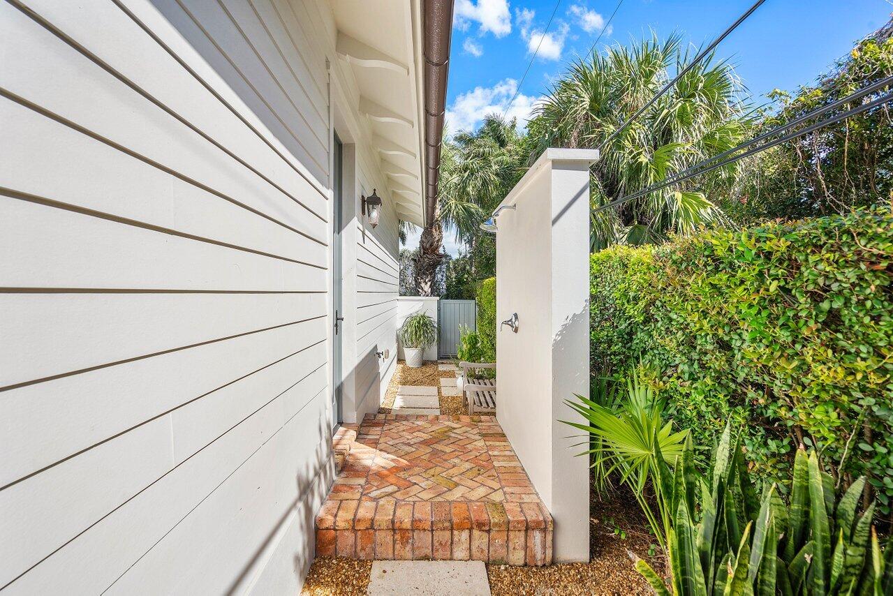 1102 N Vista Del Mar Drive