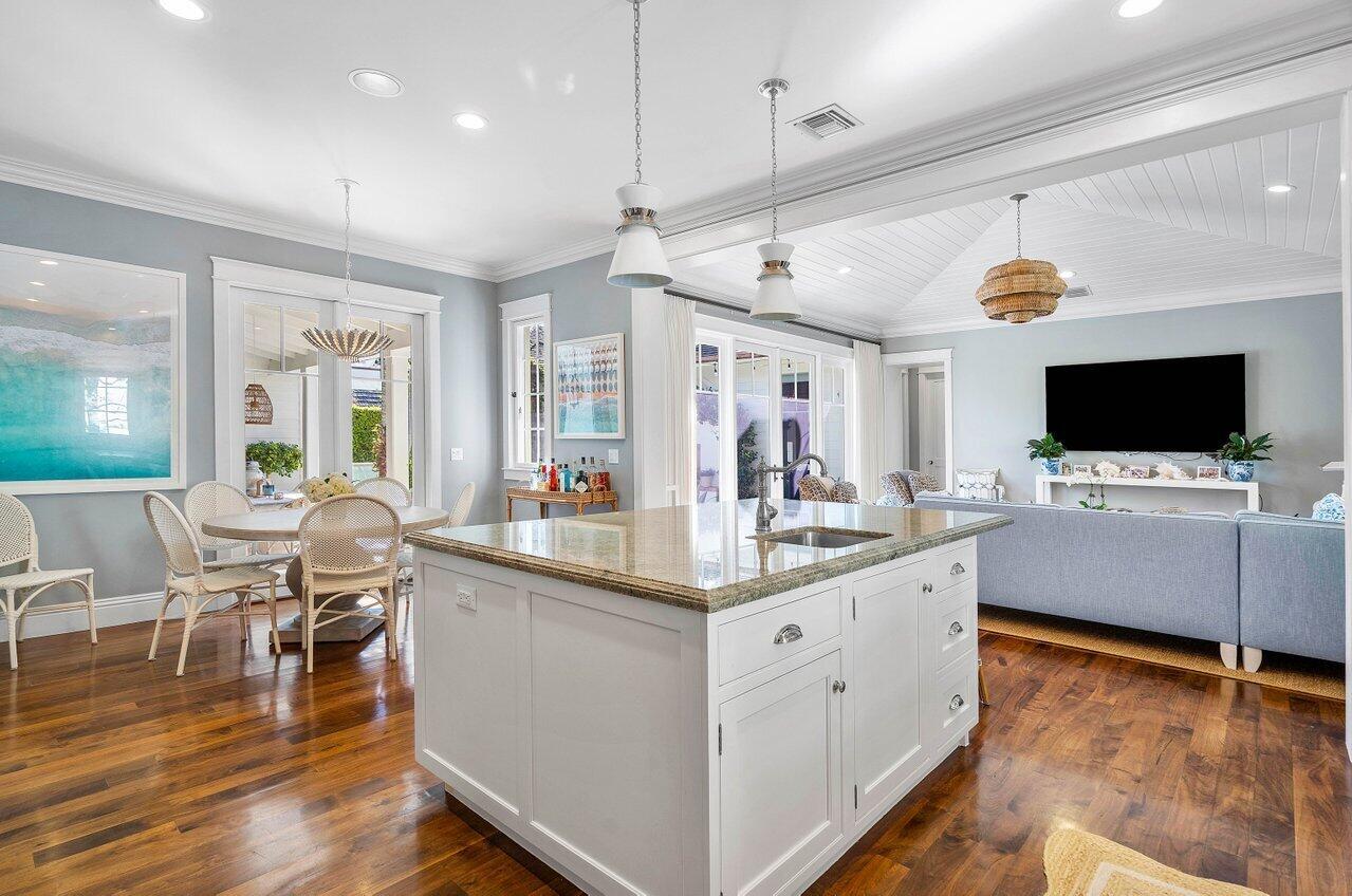 1102 N Vista Del Mar Drive