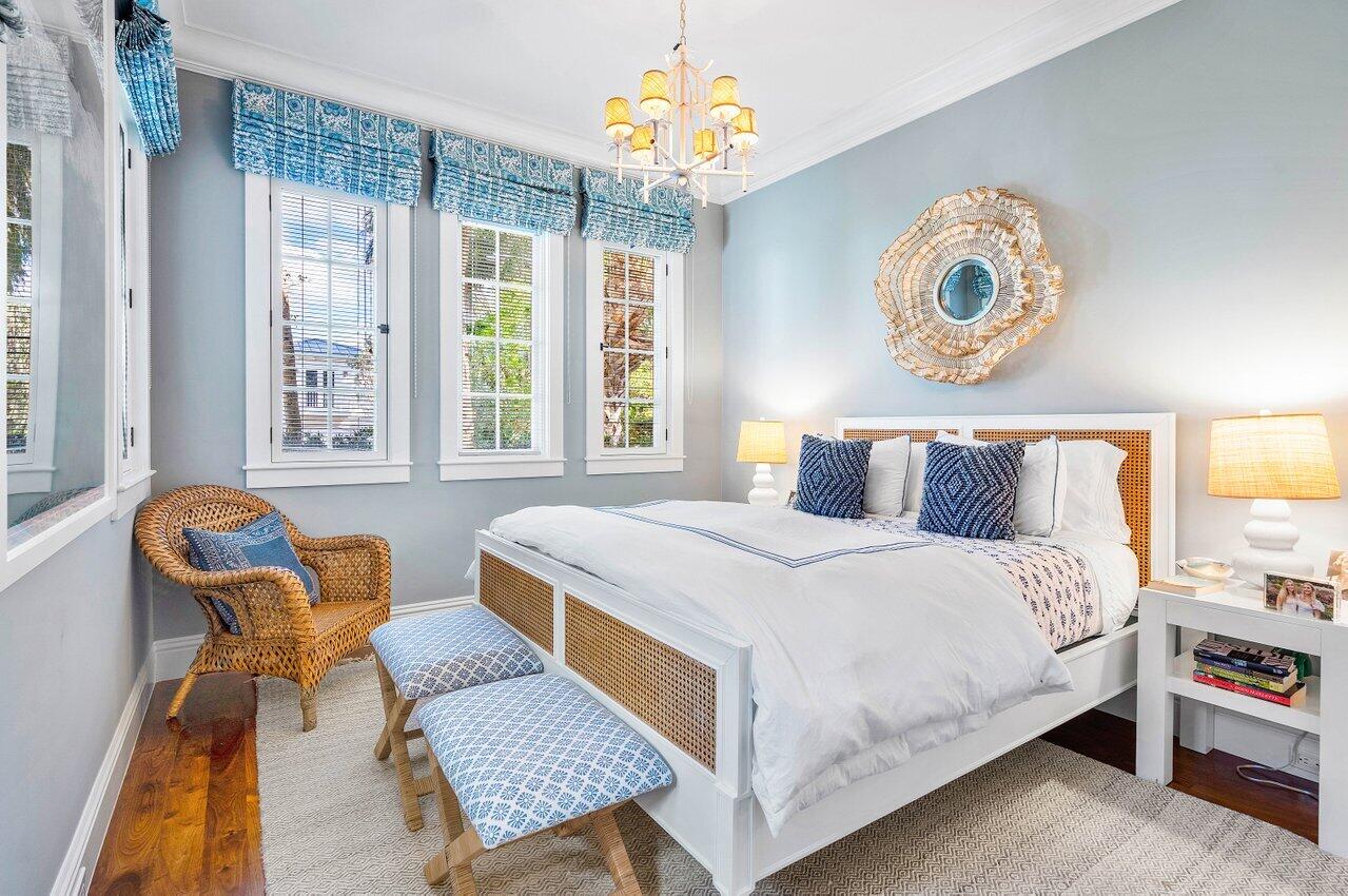 1102 N Vista Del Mar Drive