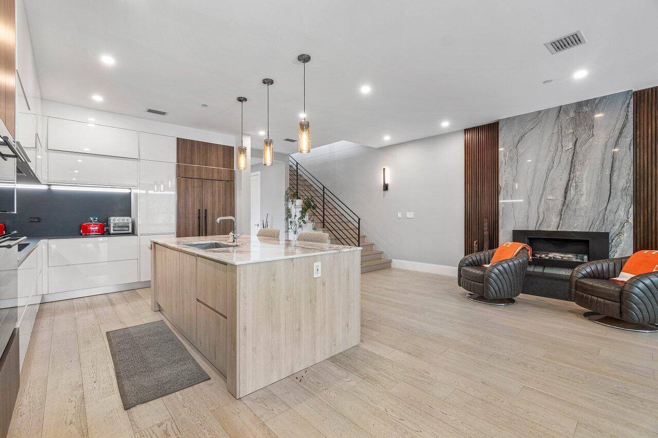 1200 Palm Trail B