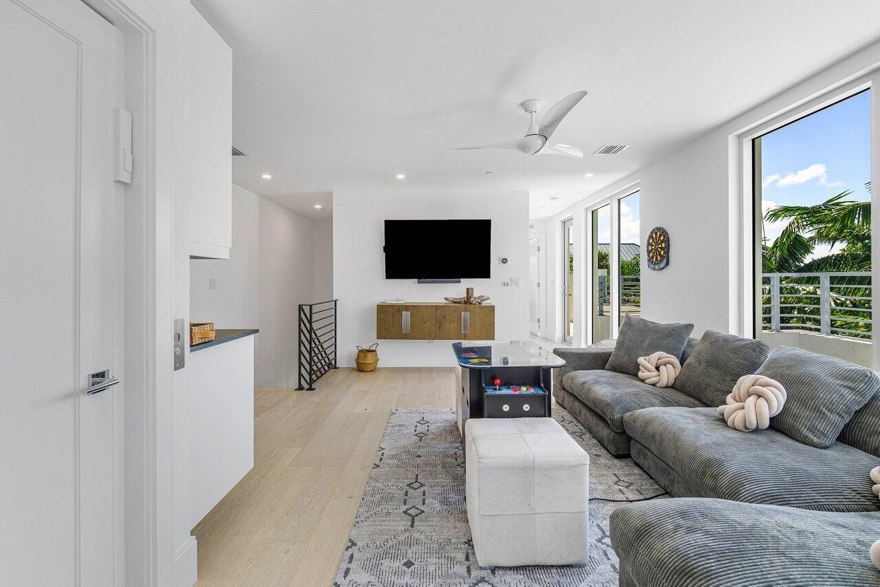 1200 Palm Trail B