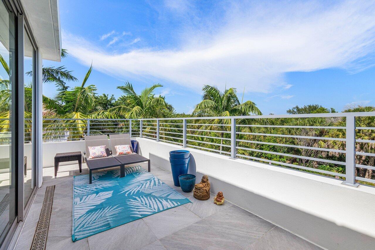 1200 Palm Trail B