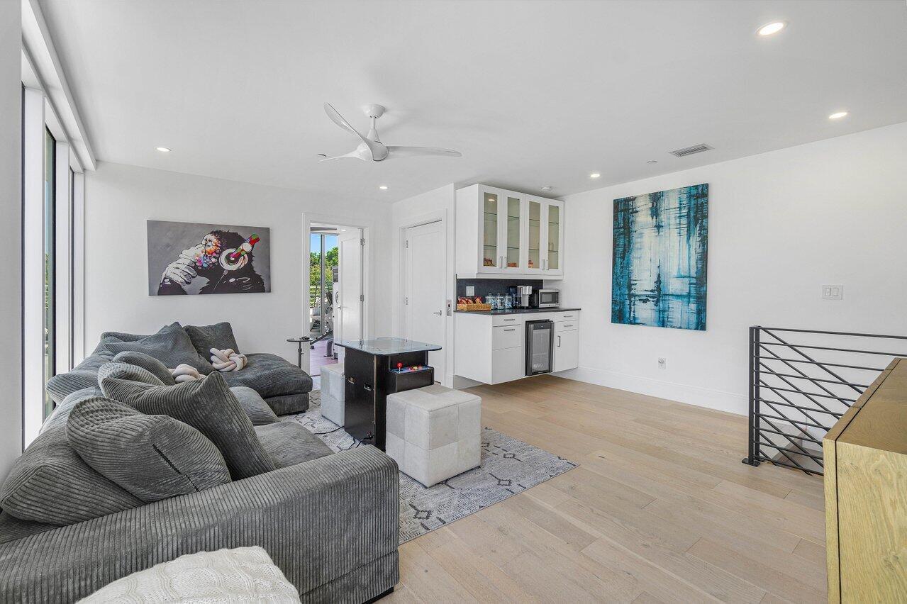 1200 Palm Trail B