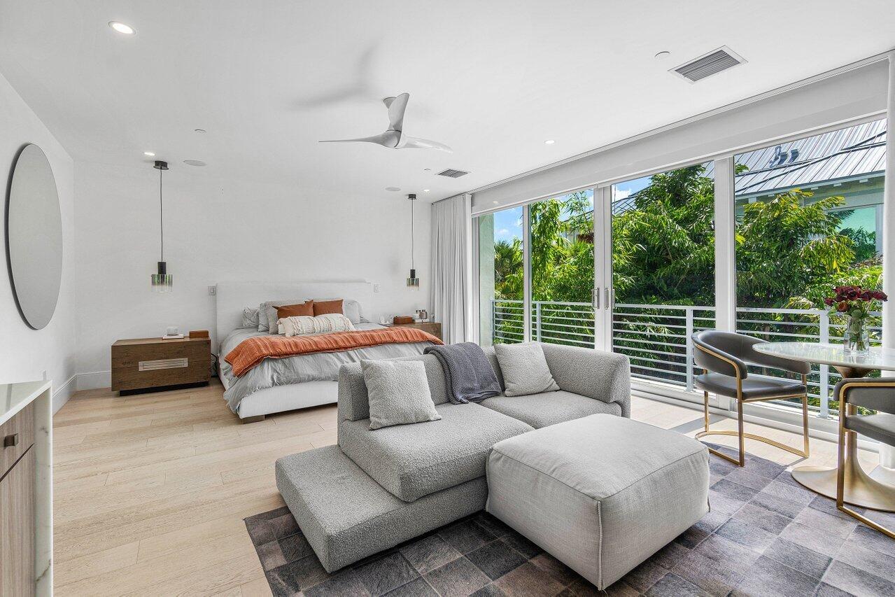 1200 Palm Trail B