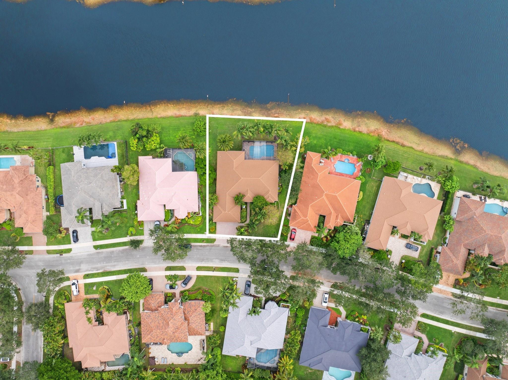 2696 Meadowood Dr