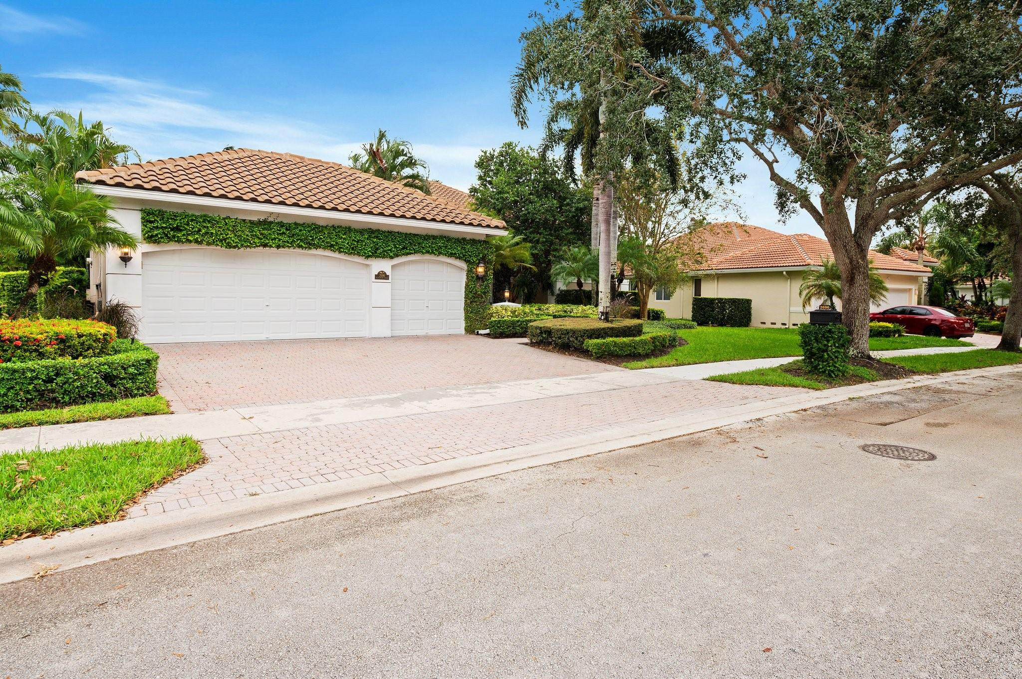 2696 Meadowood Dr