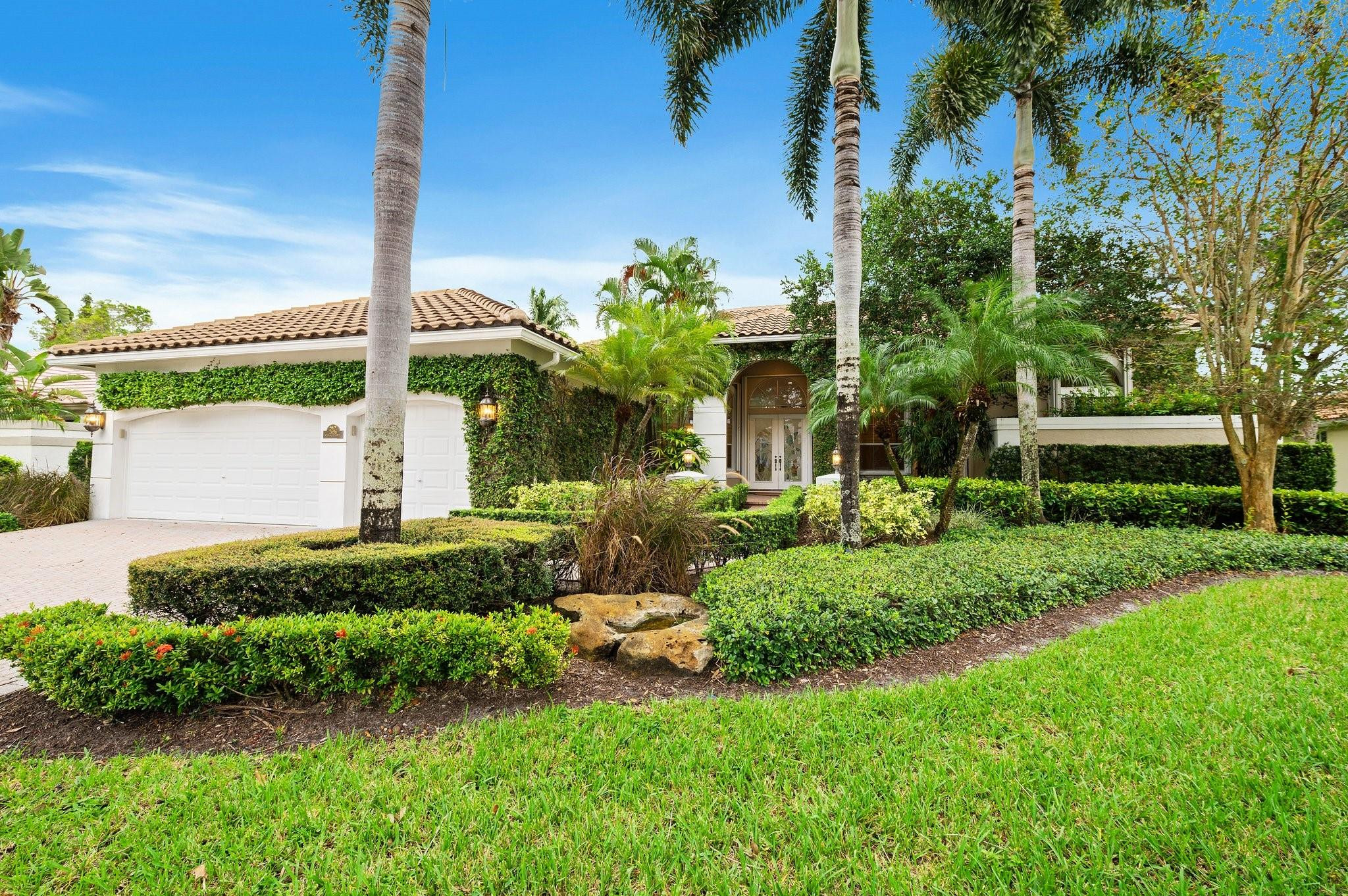 2696 Meadowood Dr