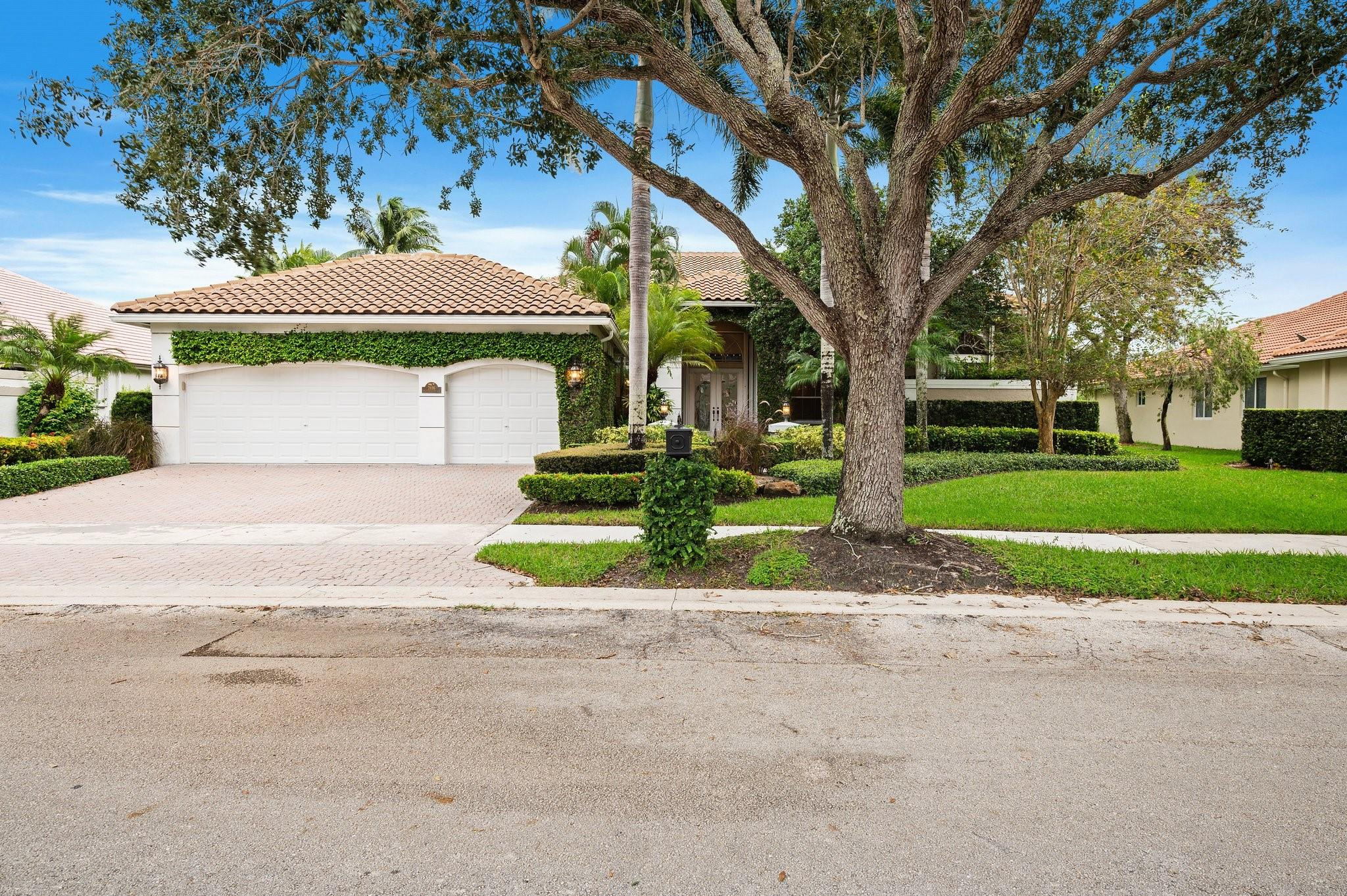 2696 Meadowood Dr
