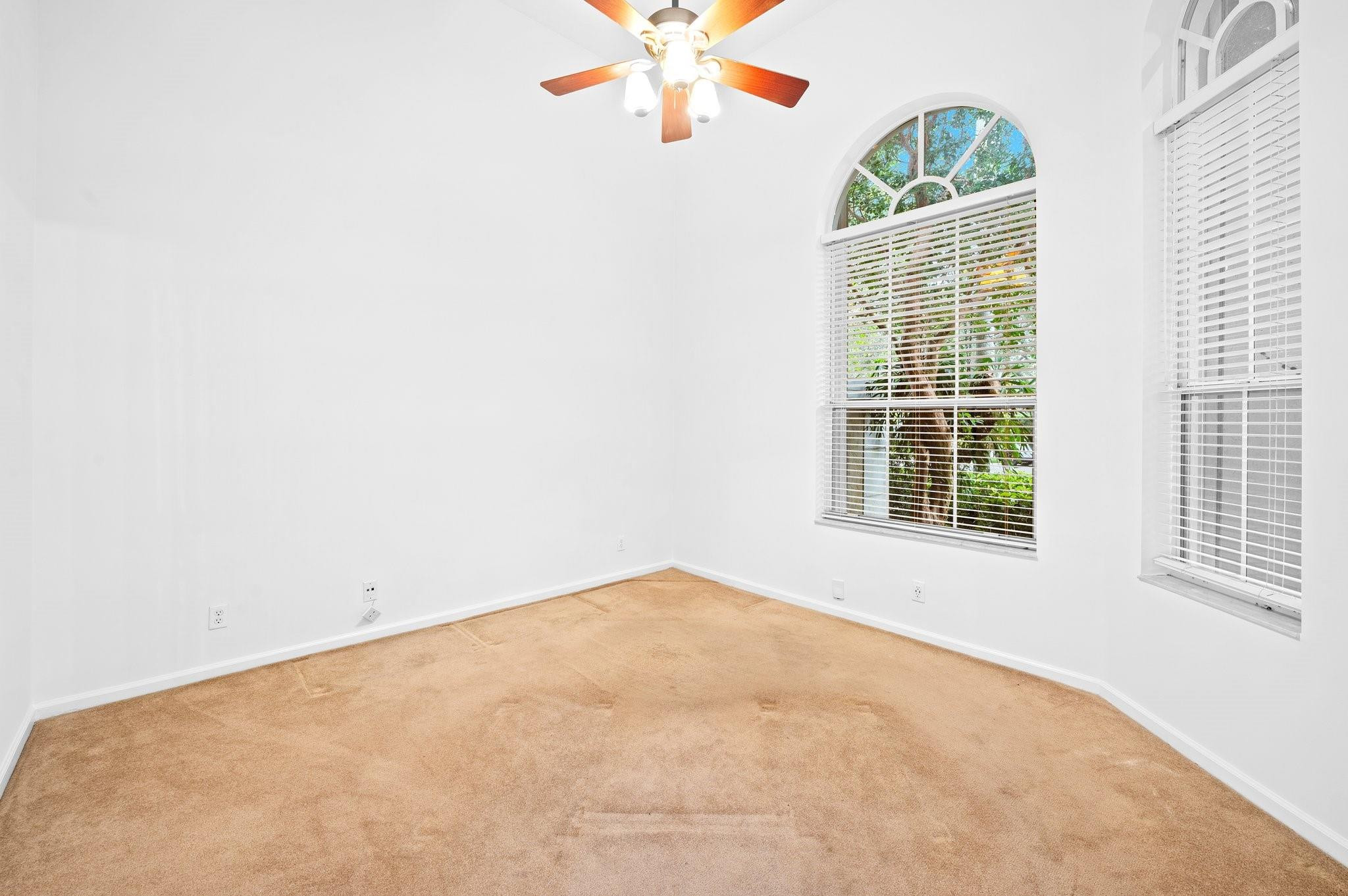 2696 Meadowood Dr