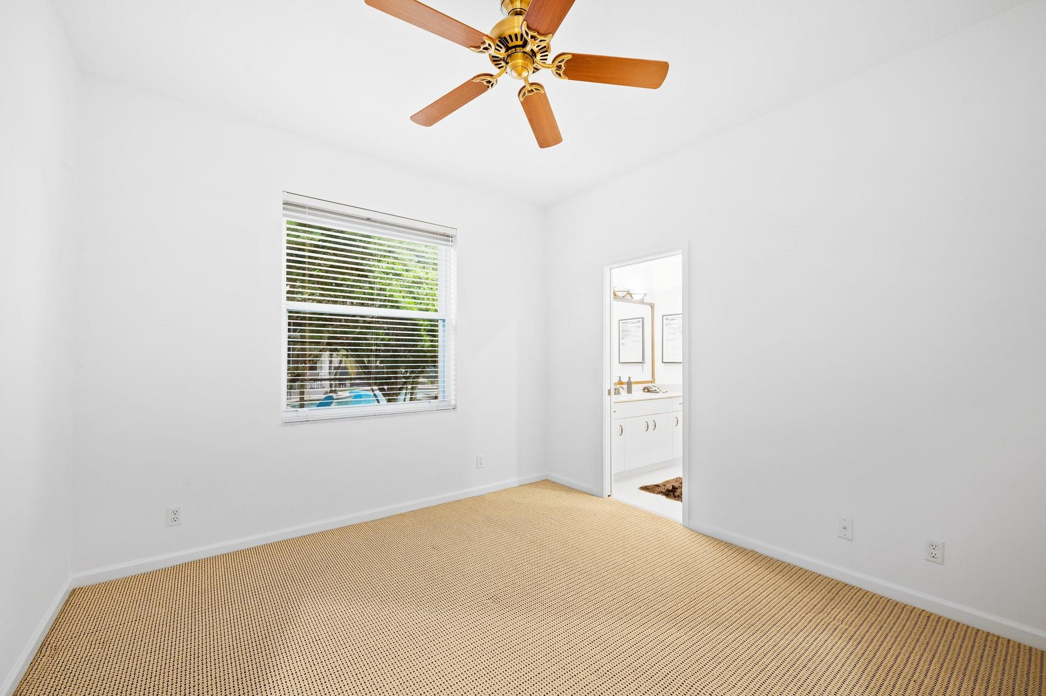 2696 Meadowood Dr