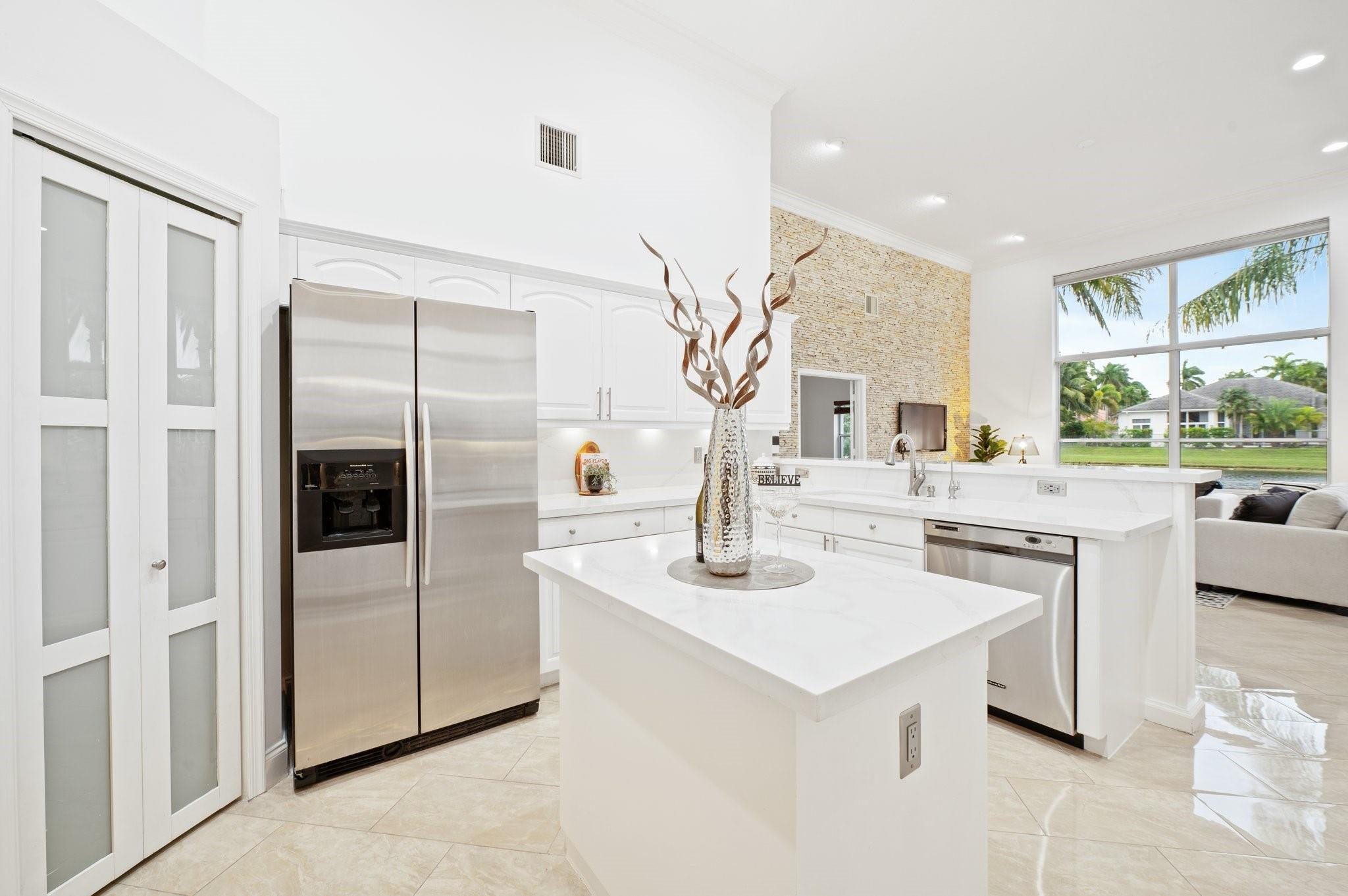 2696 Meadowood Dr