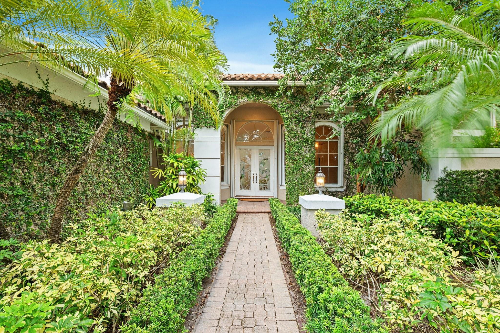 2696 Meadowood Dr
