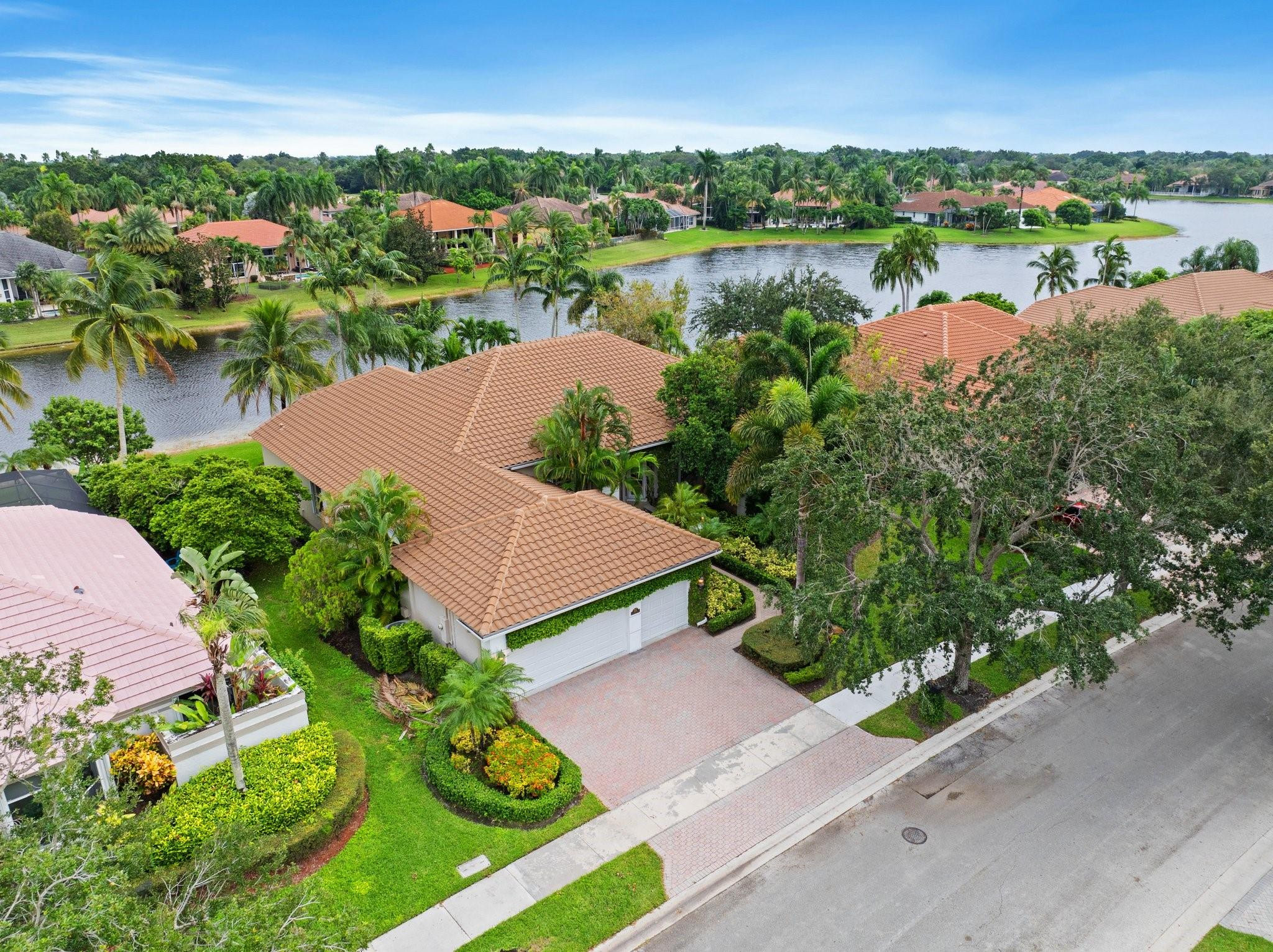 2696 Meadowood Dr