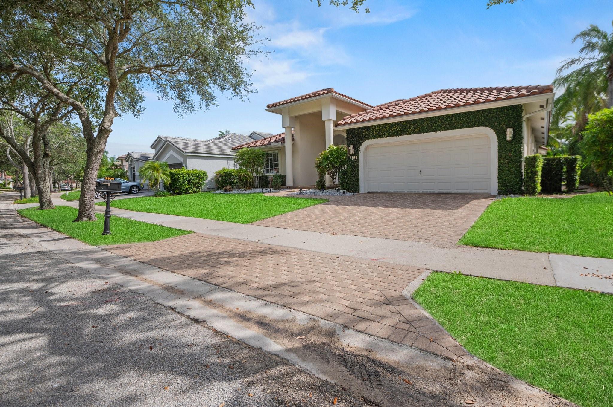 2904 Oakbrook Dr