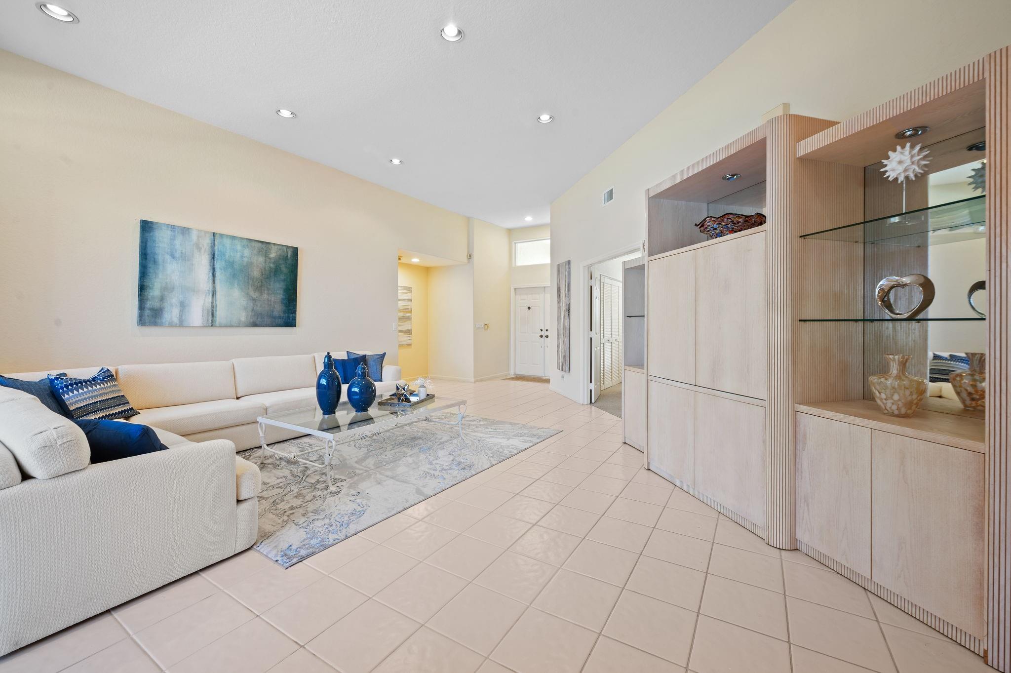 1110 Fairfax Ln