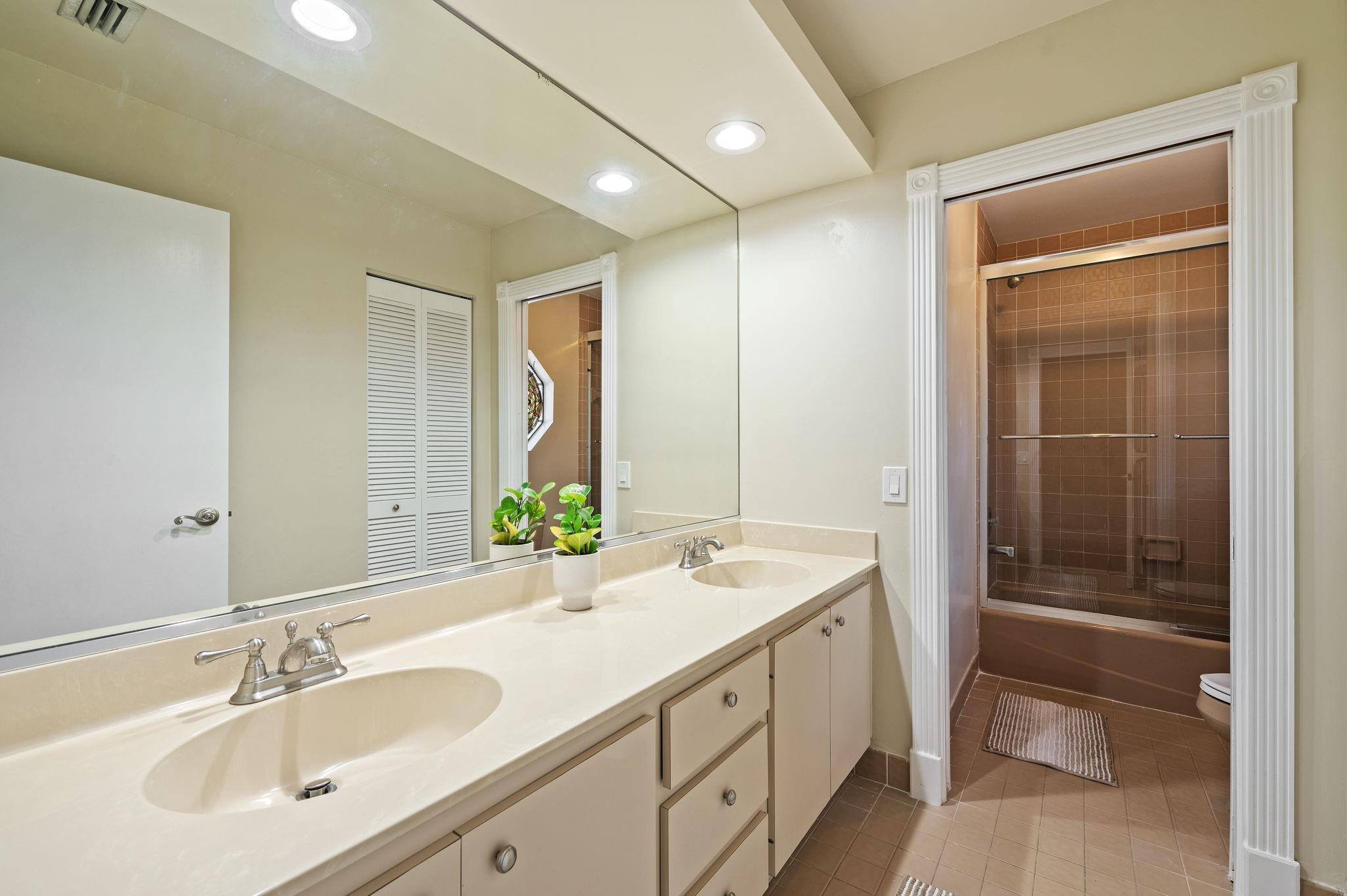 1260 Fairfax Ct