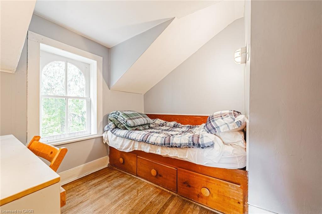 327 Campbell Avenue E