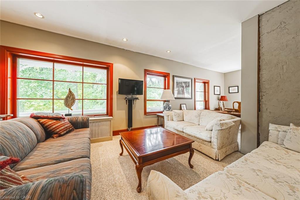 327 Campbell Avenue E