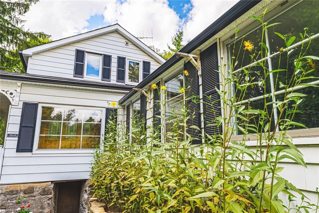 327 Campbell Avenue E