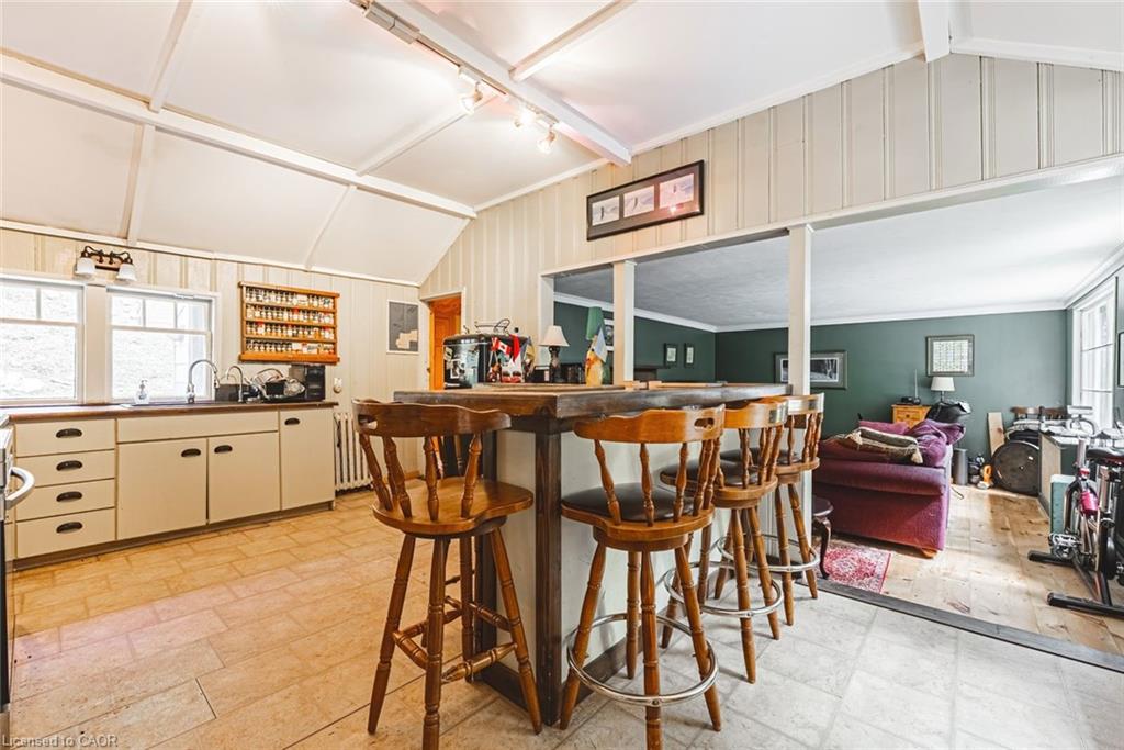 327 Campbell Avenue E