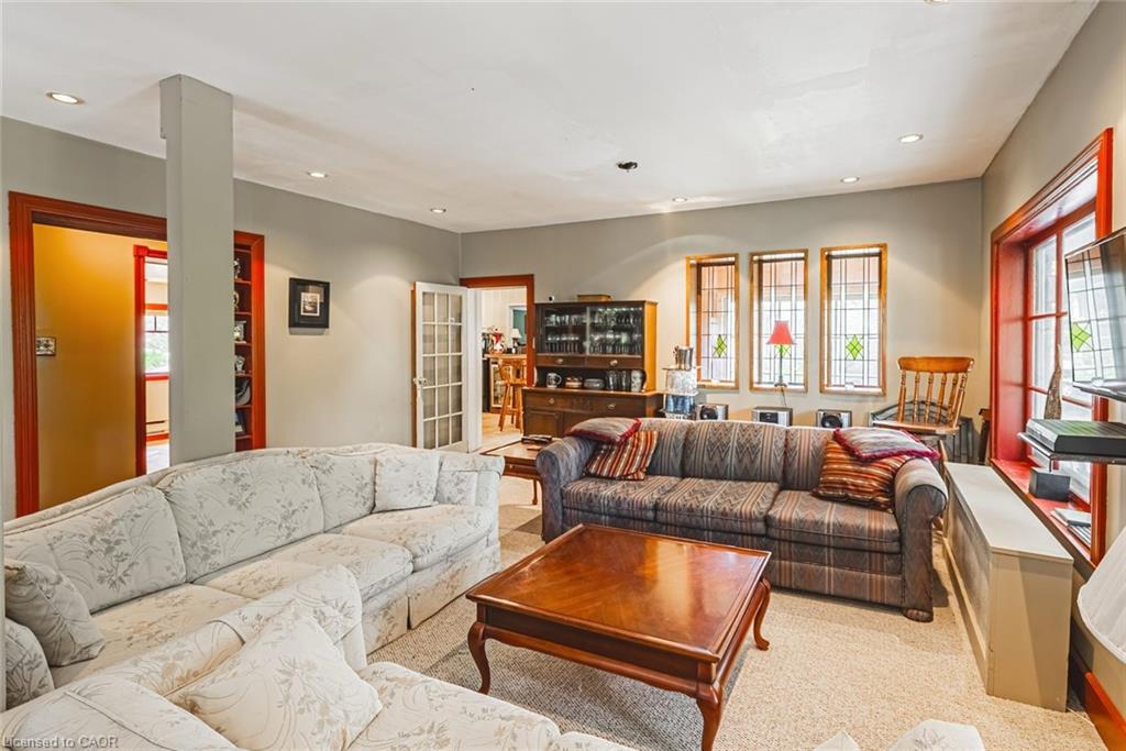 327 Campbell Avenue E