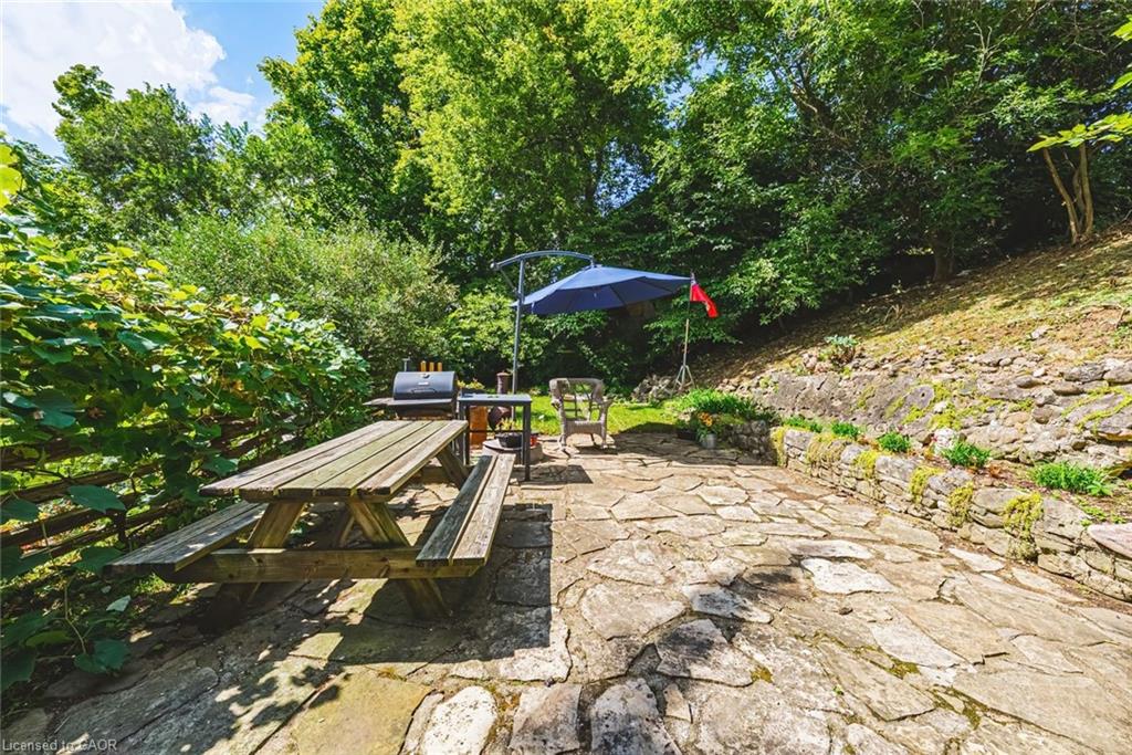 327 Campbell Avenue E