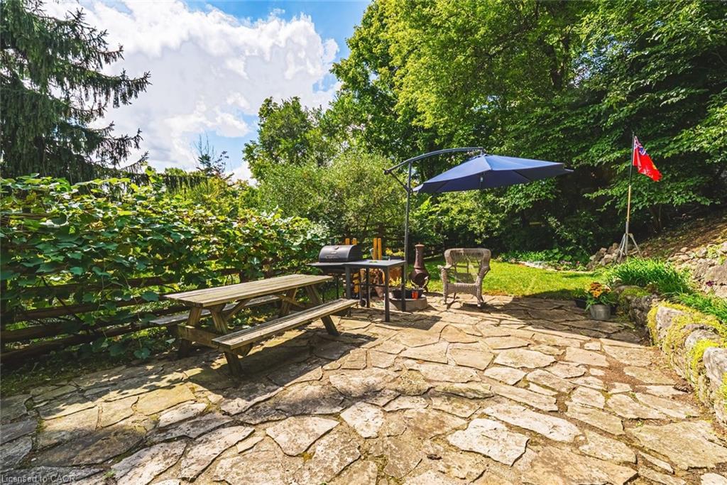 327 Campbell Avenue E