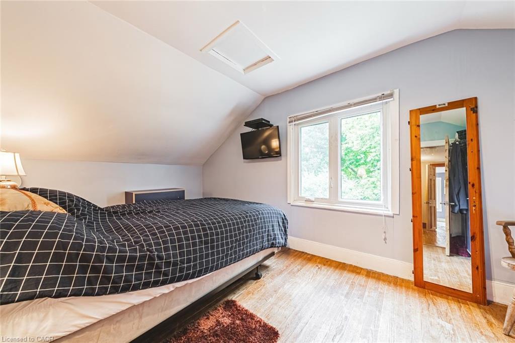 327 Campbell Avenue E