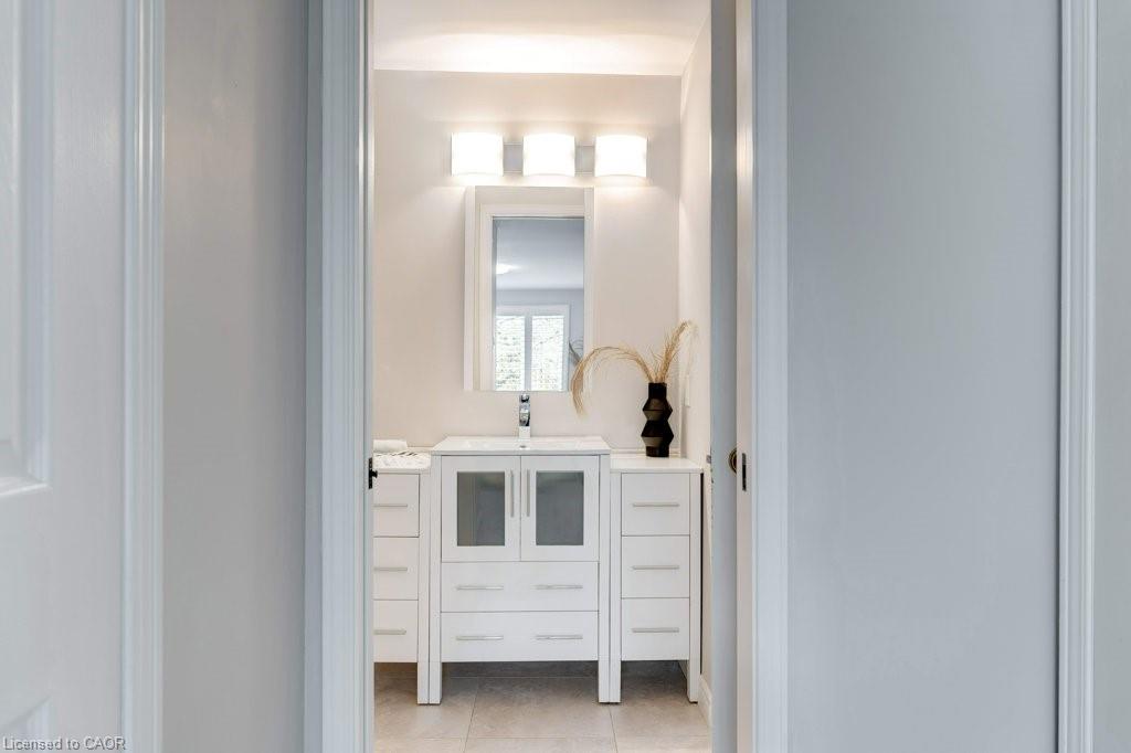 4-1509 Upper Middle Road Unit: 4