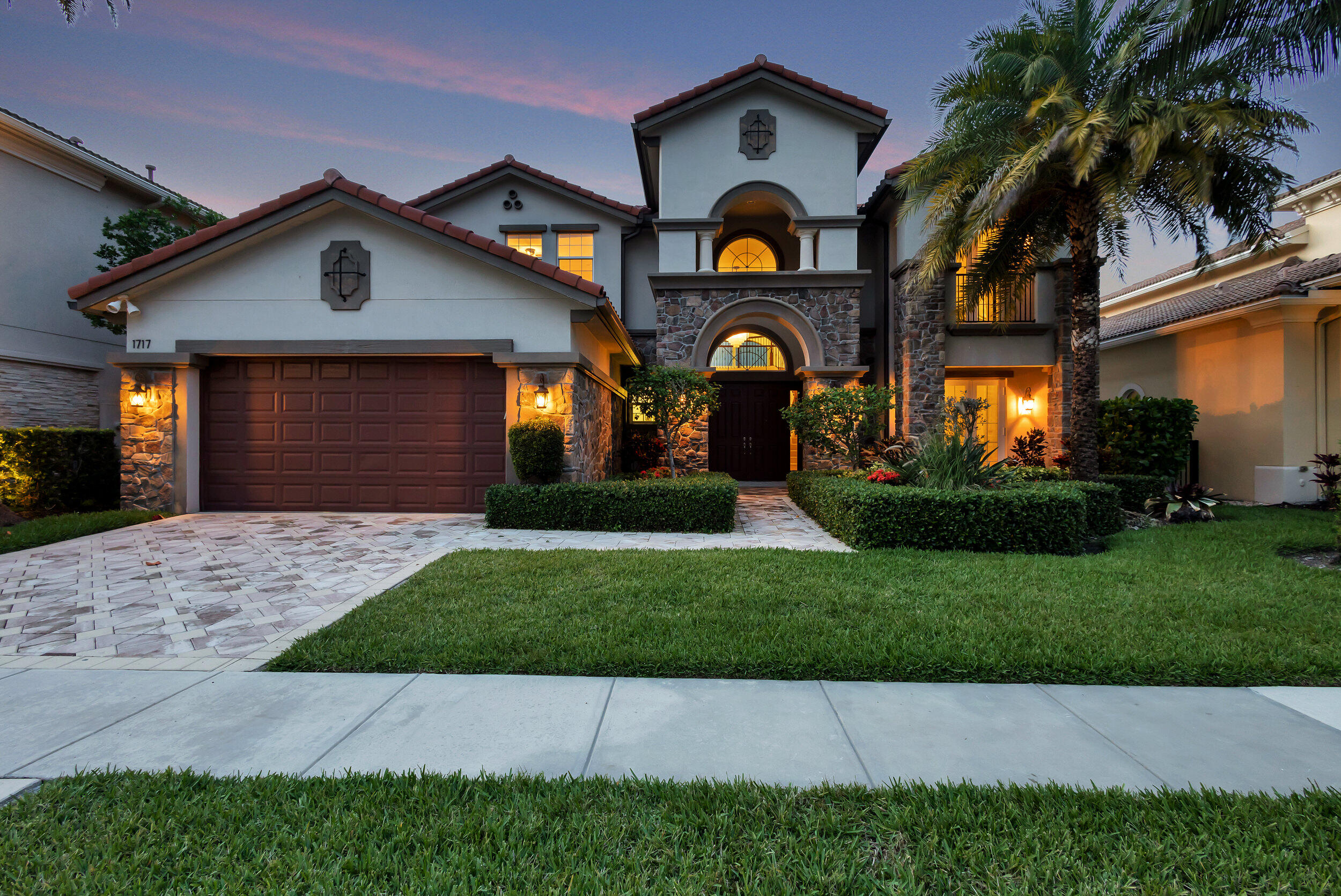 1717 W Hemingway Drive