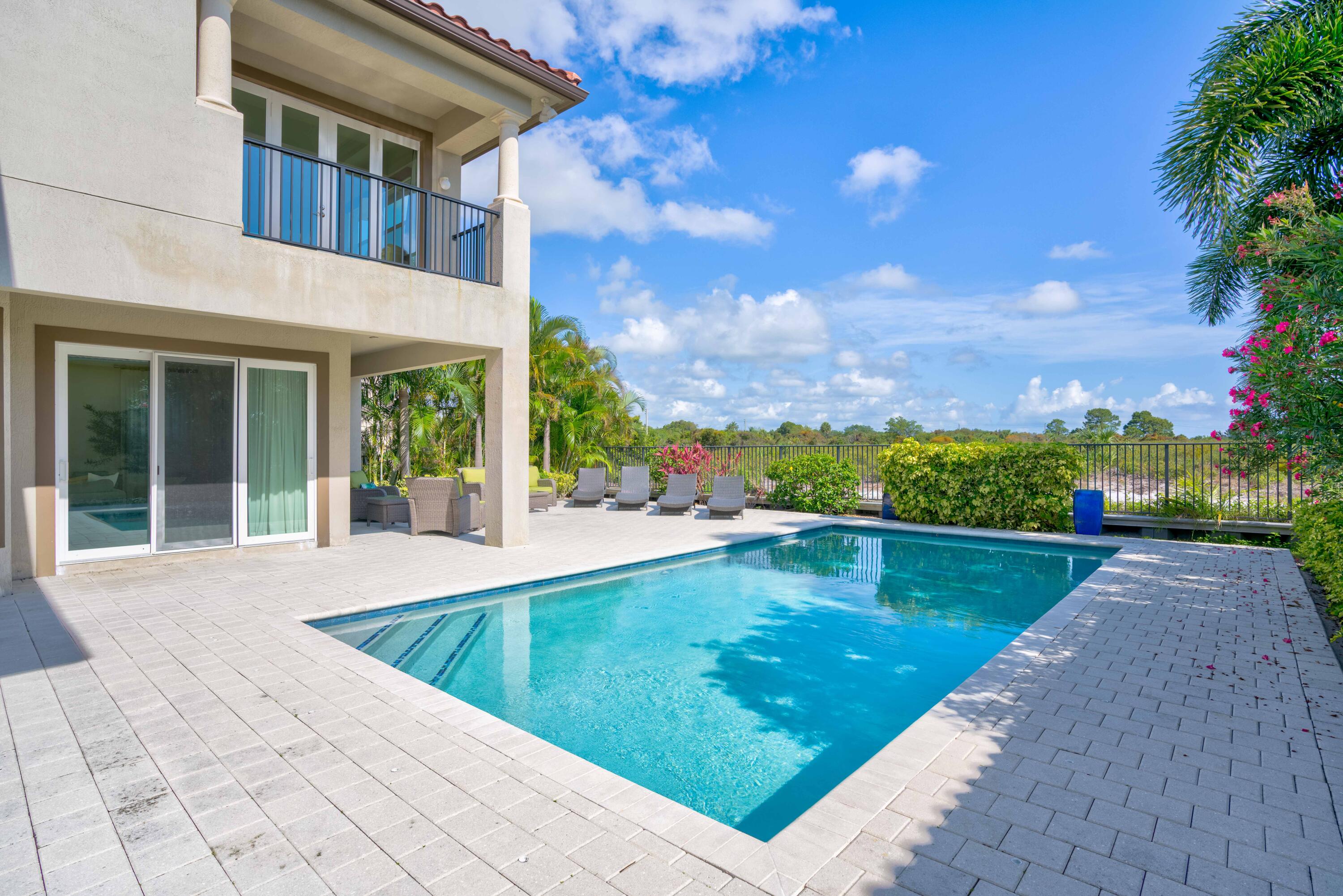 1717 W Hemingway Drive
