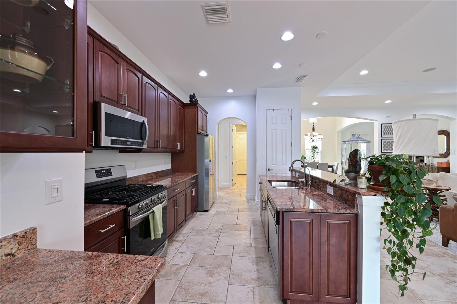 931 MANGROVE EDGE CT