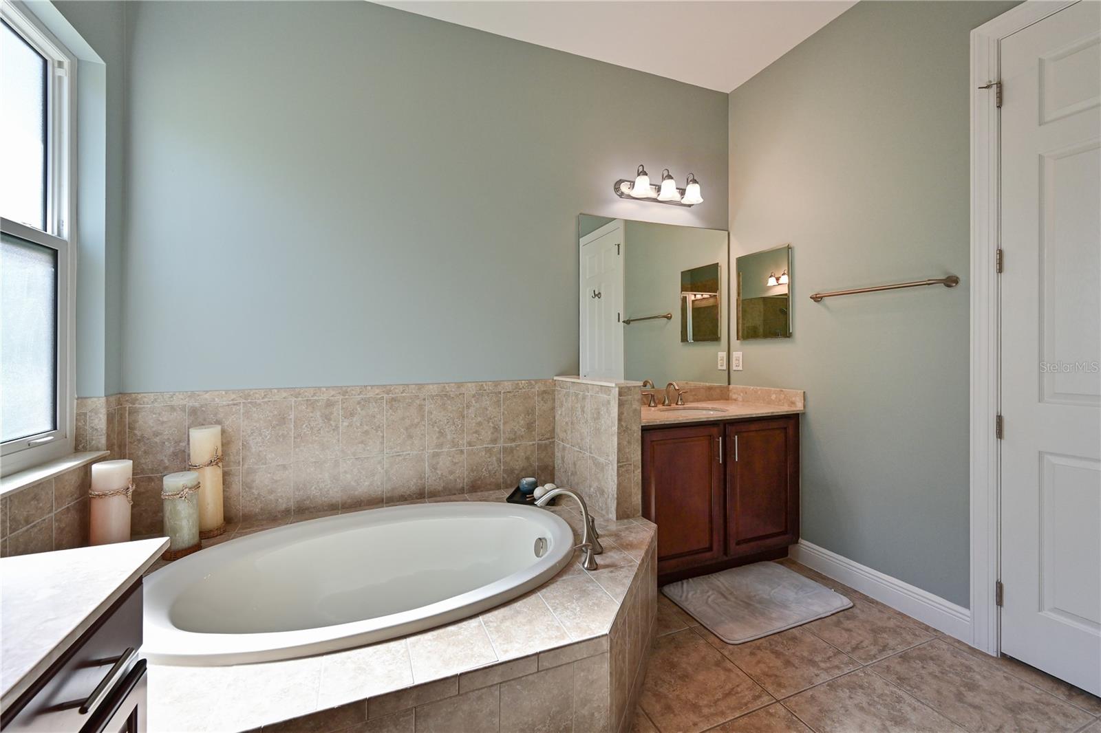 931 MANGROVE EDGE CT