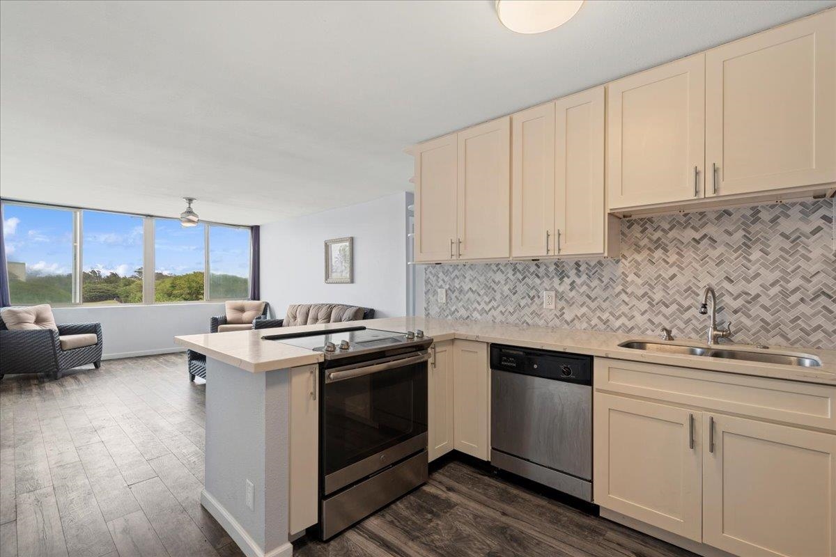 111 KAHULUI BEACH Rd Unit: D 412