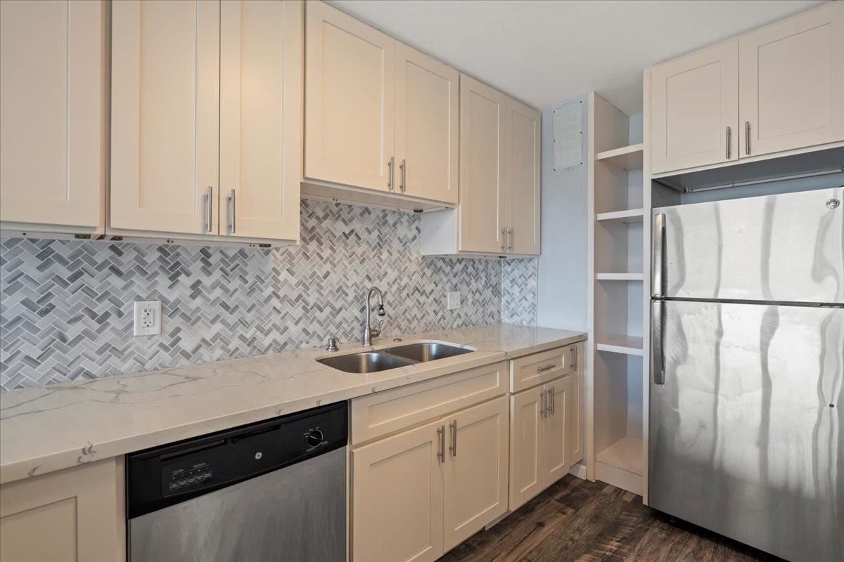 111 KAHULUI BEACH Rd Unit: D 412