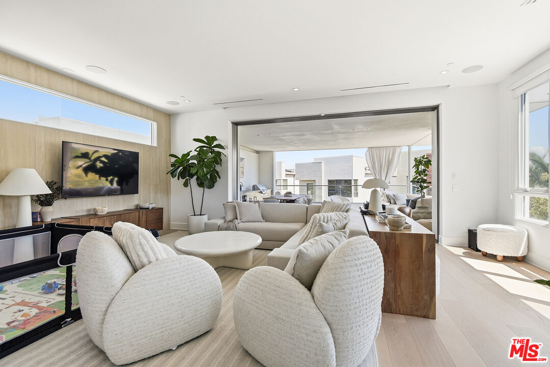 5926 Firefly Pl