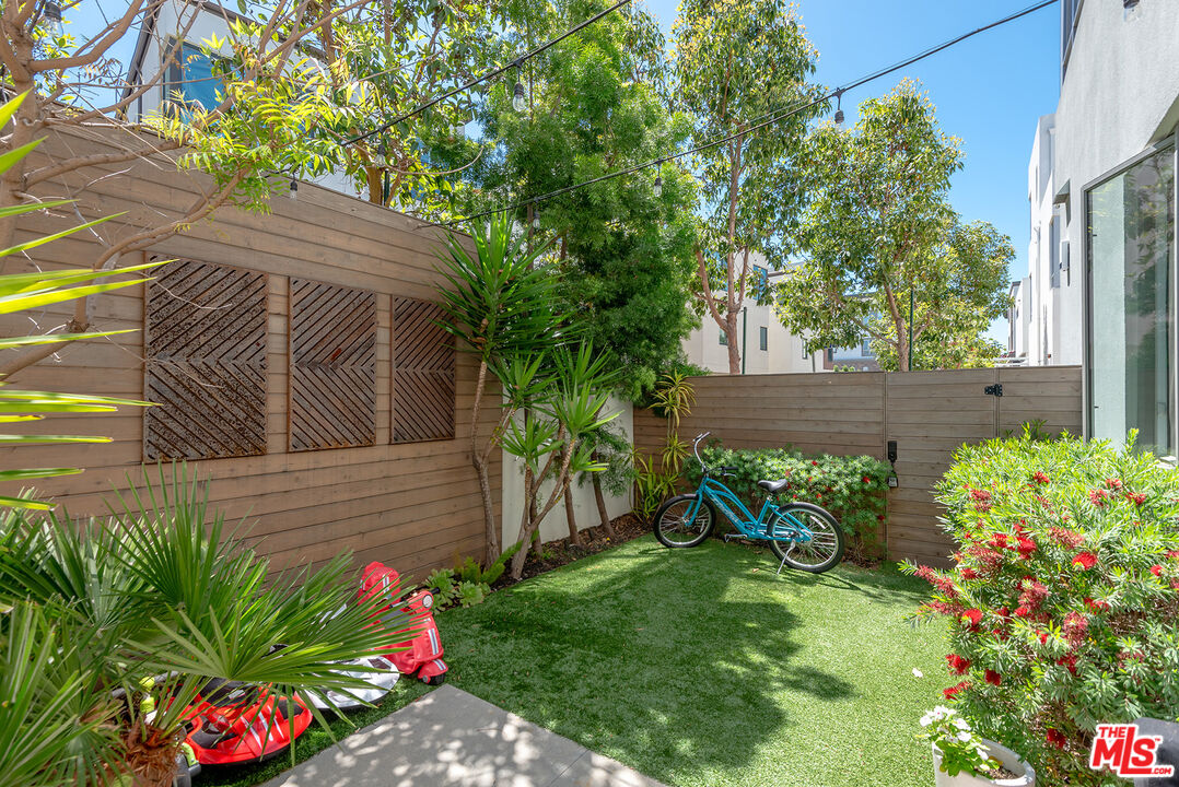 5926 Firefly Pl