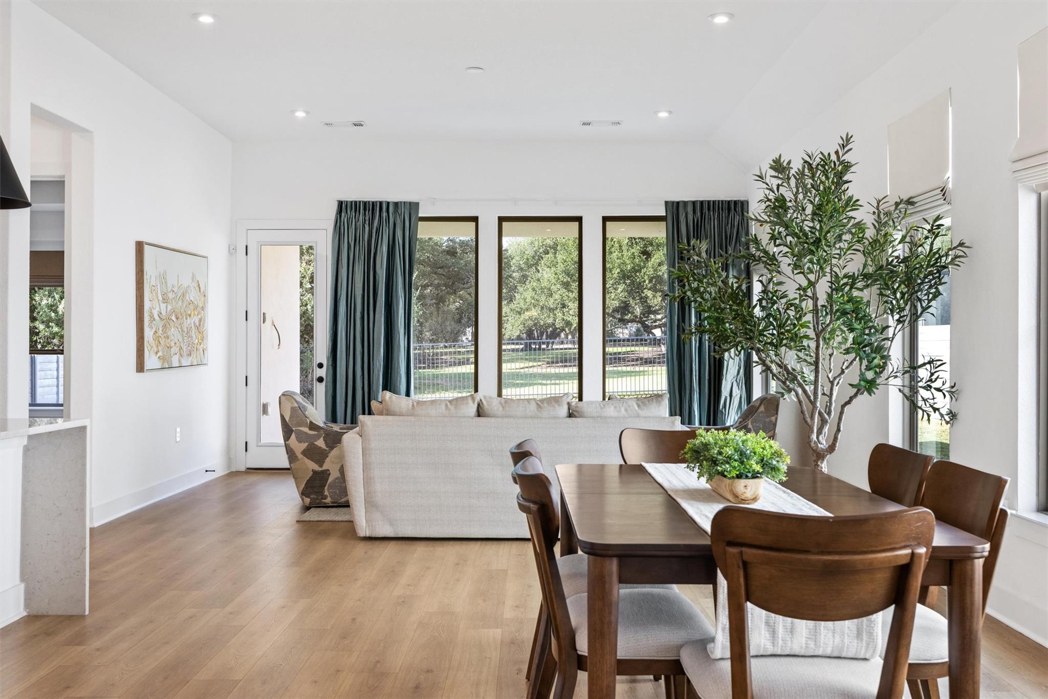 1122 Silver Dollar TRL