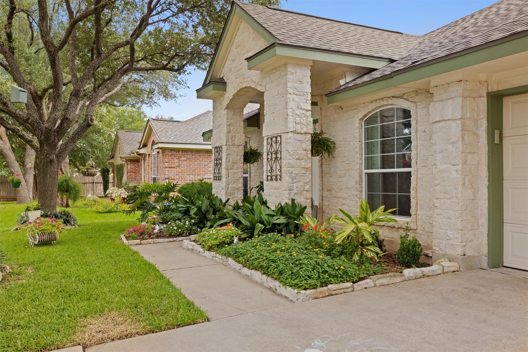 8907 Marthas DR