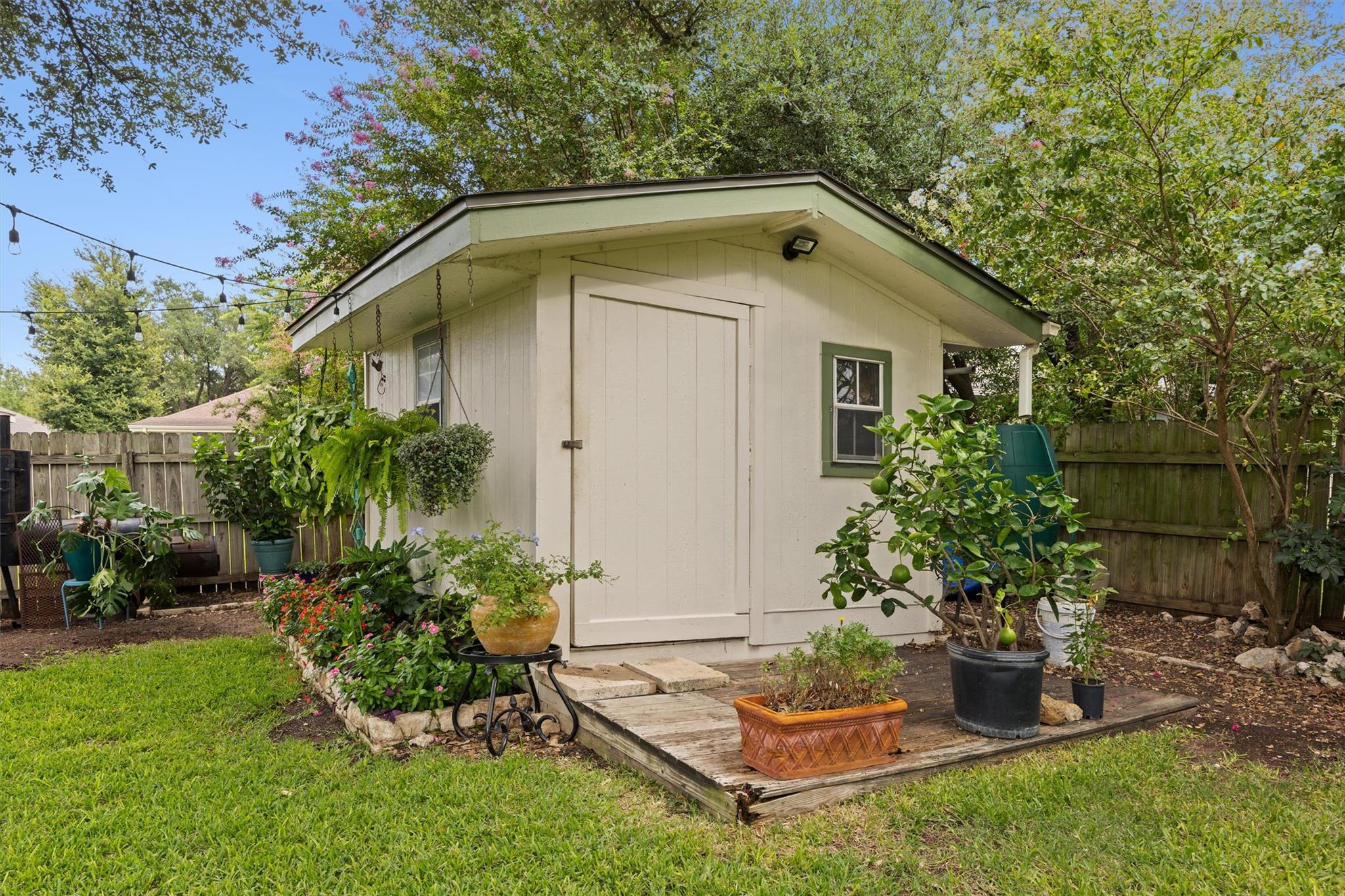 8907 Marthas DR