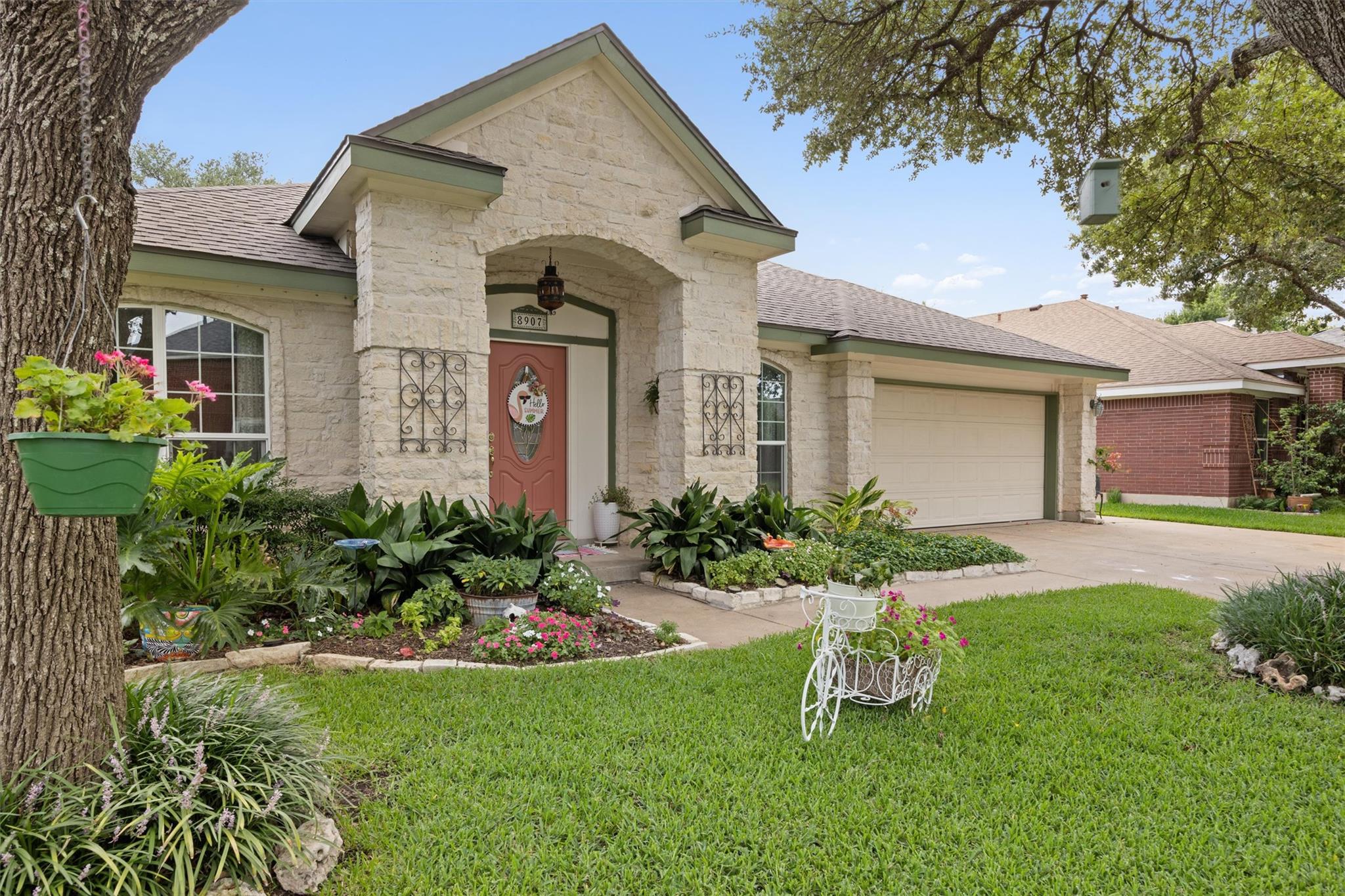 8907 Marthas DR