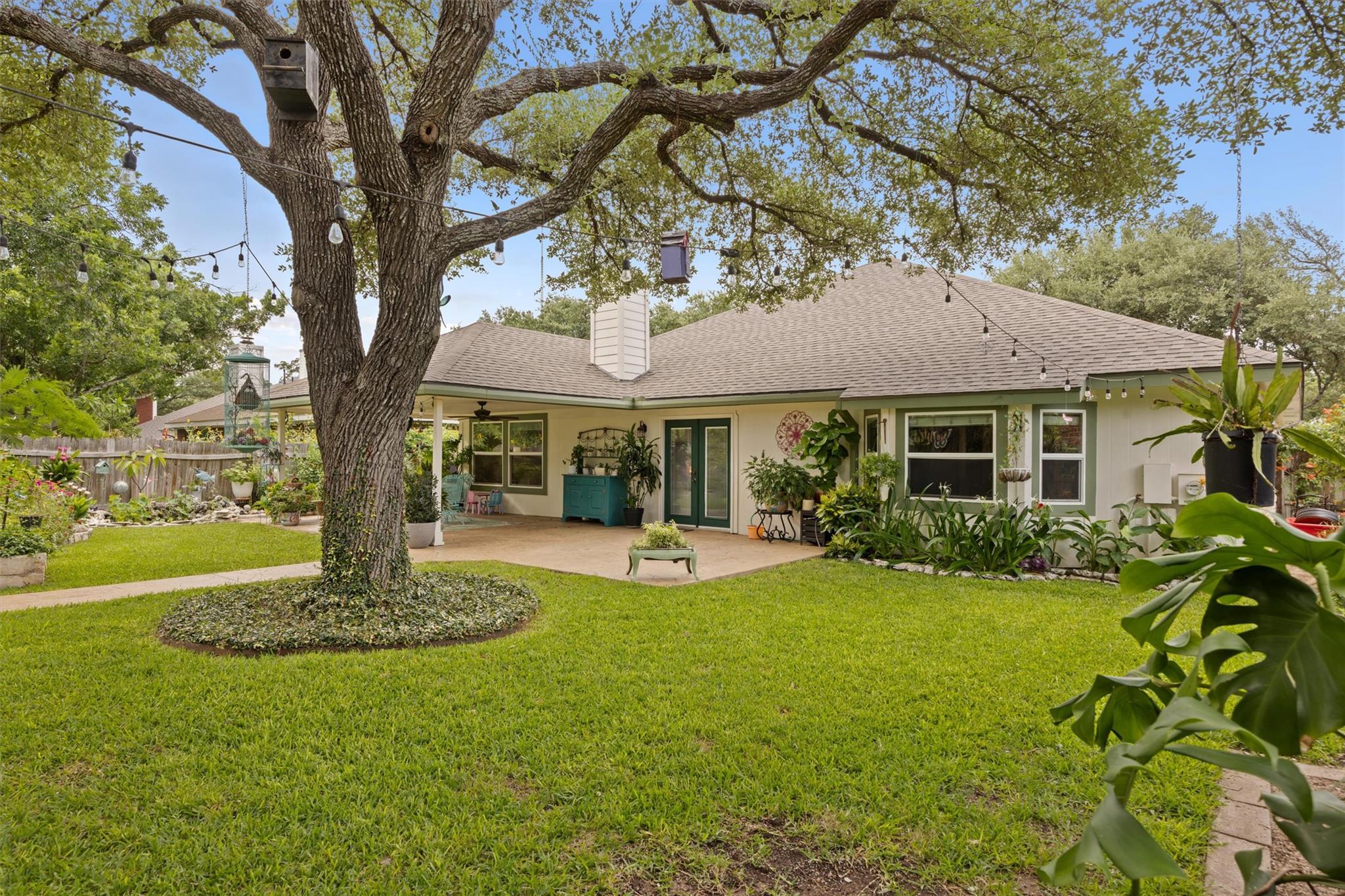 8907 Marthas DR