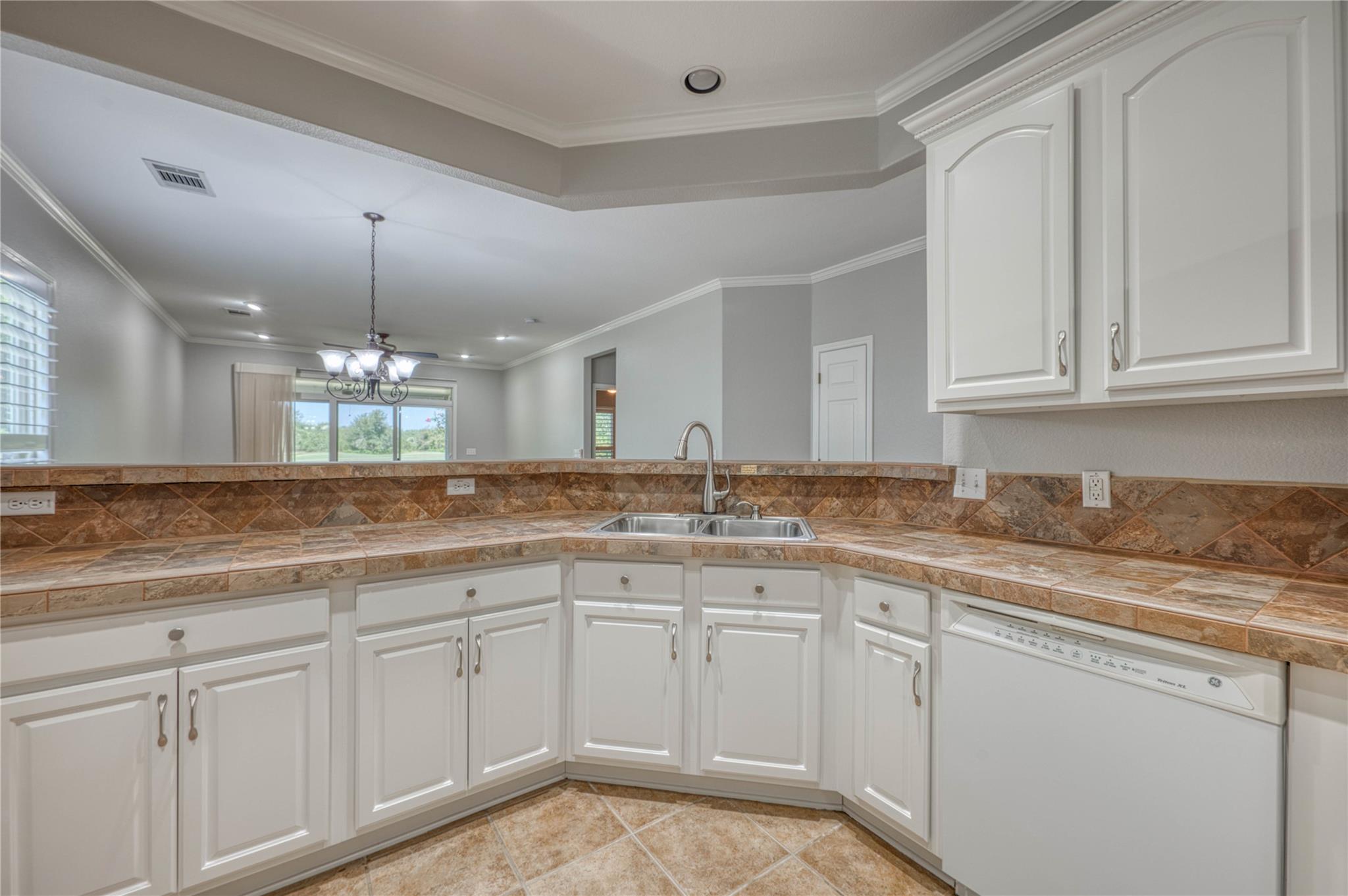 125 Dickens CIR