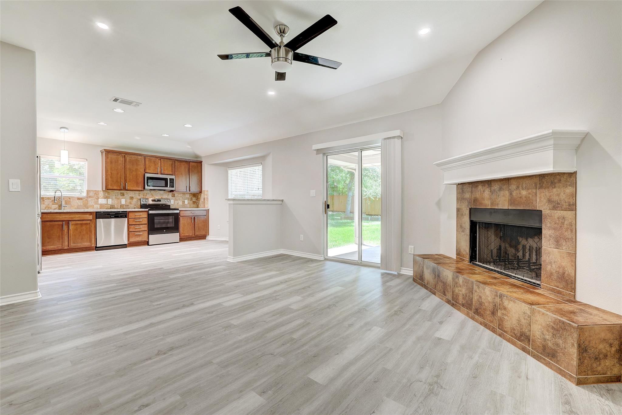1106 Serenada DR
