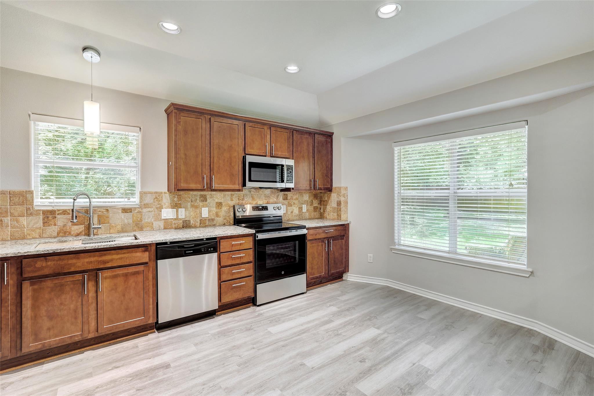 1106 Serenada DR